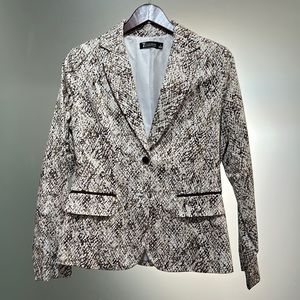 Women’s Blazer size 6 NWOT